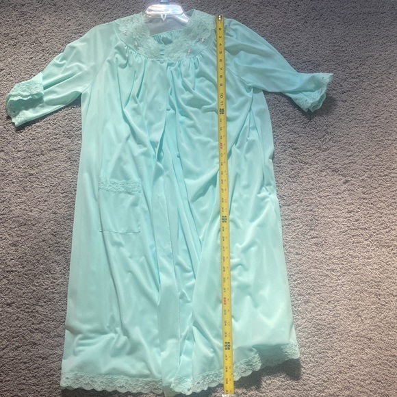 Vintage Two Piece Nightgown and Robe Set Size Medium - Picture 15 of 17